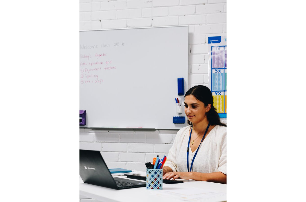 Quartet Slimline Magnetic Whiteboard Porcelain 1200 x 900mm - view 2